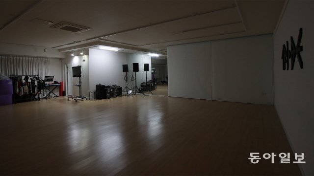 ‘트라이비’ 멤버들이 안무를 연습하고 자체 콘텐츠를 촬영하는 서울 강남구 청담동 기획사 연습실.