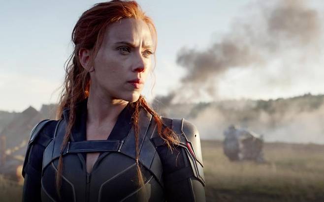 블랙 위도우로 살아온 10년의 마침표를 찍은 스칼렛 요한슨. 영화 〈블랙 위도우〉 스틸