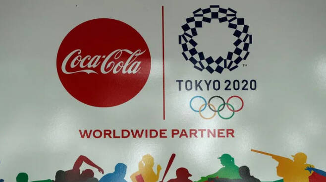 2020 도쿄올림픽 공식 후원사 코카콜라(왼쪽)와 대회 공식 로고. 로이터 통신 캡처