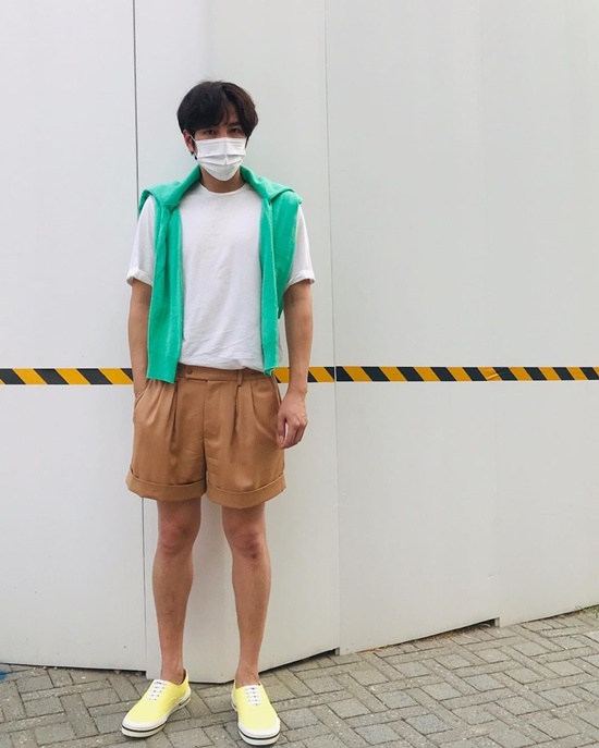 On the 20th, Jang Keun-suk posted a picture on his Instagram.Inside the picture is a picture of Jang Keun-suk, who completed a comfortable daily fashion with T-shirts and shorts.Especially, it catches the attention of viewers by digesting the vivid color such as green cardigan and yellow shoes.Jang Keun-suk recently announced that he is considering appearing in a new drama Maybe a Diary.Photo = Jang Keun-suk Instagram