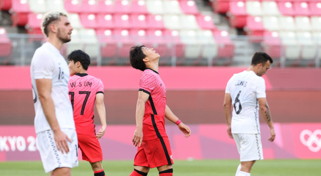 올림픽팀 권창훈이 22일 일본 이바라키 가시마 스타디움에서 열린 도쿄올림픽 남자축구 조별리그 B조 1차전 뉴질랜드와 경기에서 전반 슛이 빗나가자 아쉬워하고 있다. 가시마 | 연합뉴스