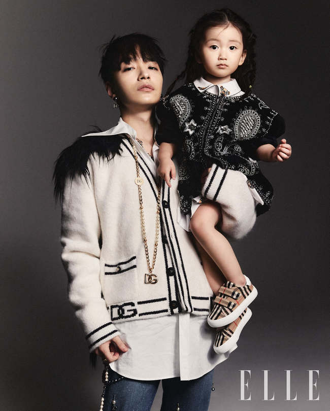 Simon Dominic has started filming with his nephew Chae Chae (Chung Chae-on).In the fashion magazine Elle pictorial released on July 22, Simon Dominic is making a soft and chic look with his nephews hand in his arm.Simon Dominic and Chae Chae are the back door of the staff, radiating a lovely chemistry throughout the shoot.In the next solo shot of Simon Dominic, he made his own charm with a colorful look that combines accessories such as suits, coats, ball caps on knit jackets, rings decorated with large stones, and necklaces with pearls and gold chains.In the interview with the photo shoot, Simon Dominic, Simon Dominic, and Simon Dominics values ​​and attitudes toward life and life as a regular stone were seen.Simon Dominic said, I could not afford to take care of myself in my early twenties when I started my activities.Its the best time to have less intense, less rustic, and less sophisticated, both mindset, attitude, appearance, and personality, he re-examined his current situation.He also told the truthful story that I lived as a ballad singer for a while (through MSG Wannabe), but my dream is still Rapper, and this dream seems to have not been achieved yet.When asked about the changed part after the birth of his nephew Chae Chae, he said, If Chae Chae is big, it will come time to know what kind of music his big father was doing.I hope I am not ashamed at that time. I felt like resting when my family came to Seoul for this filming and spent the day together.The existence of a family is the best rest for me, he said, expressing his infinite affection for his family.