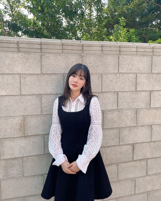 Hwang Woo-seul-hye posted a photo on her personal Instagram account on Tuesday with the caption: Be sure to pack health in hot weather!!!!In the photo, Hwang Woo-seul-hye looks at the camera with her hands together.The netizens who watched this commented on True Beauty and The more you see, the more beautiful.Meanwhile, Hwang Woo-seul-hye recently confirmed his appearance on TVs new drama Unkle.Unkle is a drama depicting the story of a sister who is suffering from anxiety disorder and obsessive-compulsive disorder due to her divorce, which was disqualified by her uncle.Hwang Woo-seul-hye plays the role of Royal State Mambley club face Madame.