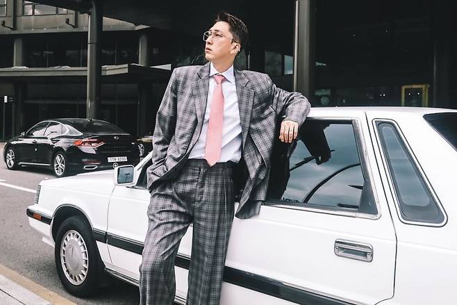 Singer Sleepy has reported on the latest.Sleepy posted a photo on her SNS on the 22nd, saying, Lets go to work.The photo shows a Sleepy in an old car wearing a suit with a feeling of A Company Man.Especially, Sleepy, who recently announced the marriage with non-entertainers in October, attracted attention with a different atmosphere and visuals as a preliminary groom.Sleepy has been active in various entertainment programs since her debut as Untouchable in 2006; she recently released her new song, Grandeur.