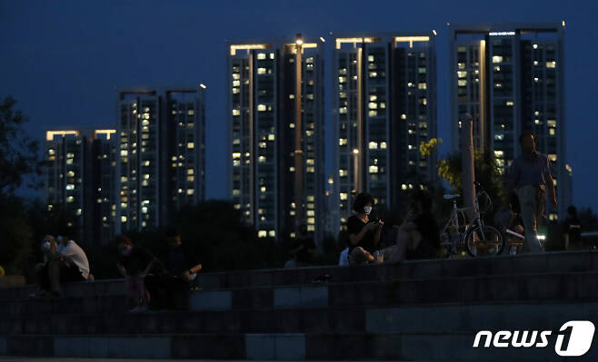 서울 최고기온이 35.9도를 기록하며 올해 최고기온을 기록한 22일 저녁 열대야를 피해 서울 한강공원 반포지구를 찾은 시민들이 야외활동을 하고 있다. 2021.7.22/뉴스1 © News1 박세연 기자