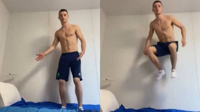 지난 19일 골판지 침대 위에서 점프하는 자신의 모습을 촬영해 공개한 아일랜드 체조 선수 리스 맥클레너건. /사진=리스 맥클레너건 트위터 캡처