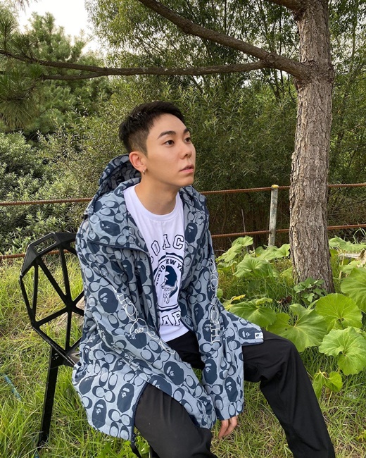 Rapper Loco has boyfriend bornLoco posted several photos on his Instagram on the 22nd without any special comments.In the open photo, Loco is comfortable sitting on a chair in the background of the grass.Casually styled with a white T-shirt, logo play Hood Turns up and black pants, he caught the eye with a rapper-specific hip atmosphere.Especially with his trademark short hair, he added cute charm.In the ensuing photo, Loco is zipping up his zipper to the end of his nose and covering his mouth with his eyes wide open, and he snipers his girlfriend by creating a boyfriend with a warm appearance and natural appearance.The netizens who saw this responded that It is a foul face, It is a good idea, My brother is still losing weight?On the other hand, Loco released actor Lee Sung-kyung and collaboration soundtrack Love on the 4th.