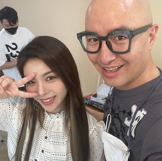 Broadcaster Hong Seok-cheon has sincerely told Singer Ailee.On the 23rd, Hong Seok-cheon posted a short article on his personal Instagram, posting a picture with Ailee.Ailee and Hong Seok-cheon in the public photos are smiling brightly and showing off their friendship.Hong Seok-cheon wrote, Ailee my Deva. On stage, Deva.I am a cute sister in front of my brother, he said. How many hardships have I had in Korea with the dream of Singer at a young age?Sing hope to everyone who dreams. He added a hashtag called # Park Hyo-shin # Snow Flower # Remake.Ailee will release the fourth remake soundtrack Flower of Snow at Cyworld BGM 2021 at 6 pm on the day.Gahee, a group after school, commented, Ailee Joa. The netizen also commented, Ailee is beautiful ~ Ailee, Always wonderful sister!Fighting,  My heart is warm, Mr. Seokcheon. Both of you are so cool. 