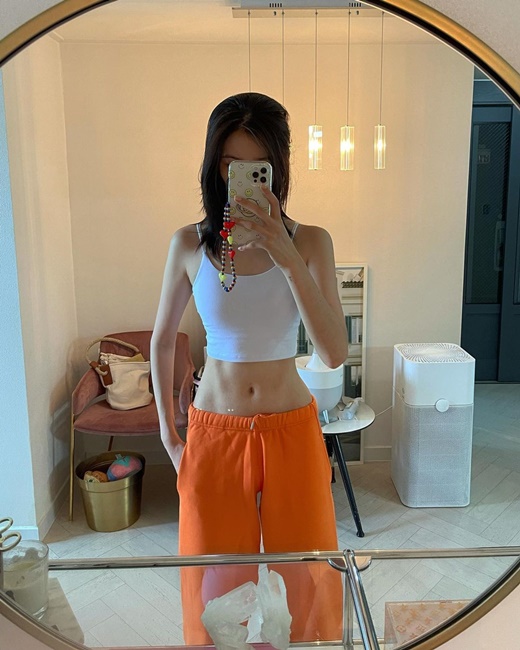 Model Irene showed off her skinless figureIrene posted three photos on his Instagram on the 23rd, along with an article entitled No Carbohydrate for the 5th Day.The photo shows Irene taking a mirror selfie, who wears a bra top, revealing her slim figure and admiring it.Each picture has a little different size, but the perfect 11-character abdominal muscles remain unchanged.Irene is currently playing as a goalkeeper on SBS Kick a goal.