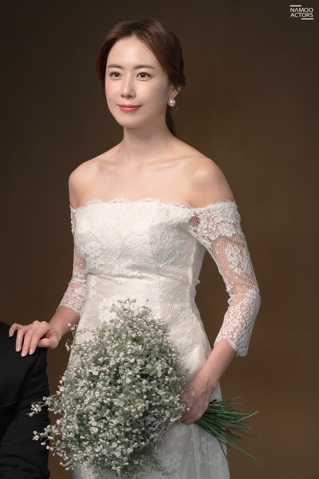 Hong Eun Hee turned into a Wedding Dress goddess.On July 23, Hong Eun Hees Wedding Dress Behind Cut was released through his agency, as attention is focused on how the story of Lee gang-nam and Bae Byung-ho (Choi Dae-cheol) will unfold in KBS 2TV Weekend drama OK Photo Sisters.Gwangnam, which had a lot of toxic life changes during the photon, dreamed of a second romance with Hwangcheon-gil (Seo Do-jin) after a sudden divorce with his lawyer, but it was revealed that everything was fraudulent on the day of the marriage ceremony and tasted another great frustration.The new love story with Bae Byeong-ho, who met again at the moment when he was about to throw everything in his life, was deeper than before.Especially in the appearance of Gwangnam preparing for defense and the second act of life, the internal changes that have matured by overcoming the trials of the past are raising expectations.In the meantime, Wedding Dress behind-the-scenes photos released through his agency Namo Actors show all three marriage moments of lee gwang-nam.First, in a marriage photo with defense 15 years ago, Hong Eun Hee is lovingly digesting an off-shoulder dress.The face that smiles shyly seems to capture the excitement of marriage, while the appearance of Gwangnam in the marriage style with the second Hwangcheon road feels luxurious elegance.From the colorful tiara to the Wedding Dress, his appearance with his original elegance is different from 15 years ago.Finally, in the second marriage photo with the defense, two more relaxed and special are noticed.In the appearance of Gwangnam and defense, which are more grieving and hardened than the marriage ceremony that commemorates the new life as a mother and father, the strong future to be drawn together in the future makes people feel happy.As such, Hong Eun Hees Wedding Dress Behind Cut captures the life history of OK Photon Lee gang-nam.In addition, the appearance of Hong Eun Hee, which perfectly depicts various Wedding Dress in his own style, also proves the power of the perfect Weekend Queen from Acting to Visual.(Photo Provision = Namoo Actors