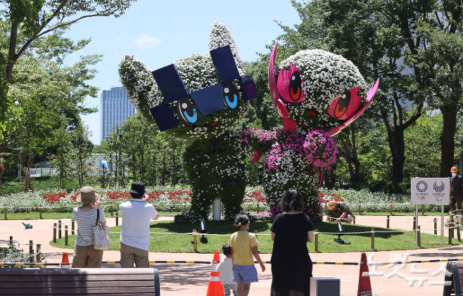 2020 도쿄올림픽 개막을 닷새 앞둔 18일 도쿄 오다이바 인근 공원에 설치된 2020 도쿄올림픽·패럴림픽 마스코트 '미라이토와·소메이티' 조형물 앞에서 어린이들이 사진을 찍고 있다. 도쿄=올림픽사진공동취재단