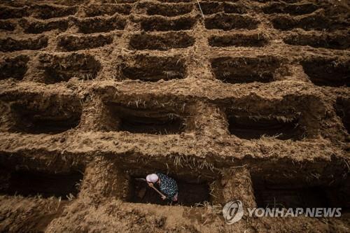 보고르의 코로나 희생자 묘지 만드는 인부 [AFP=연합뉴스]