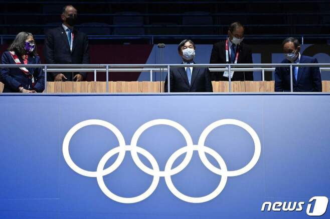 23일 도쿄올림픽 개막식에 참석한 나루히토 일왕(가운데)과 스가 요시히데 일본 총리. © AFP=뉴스1