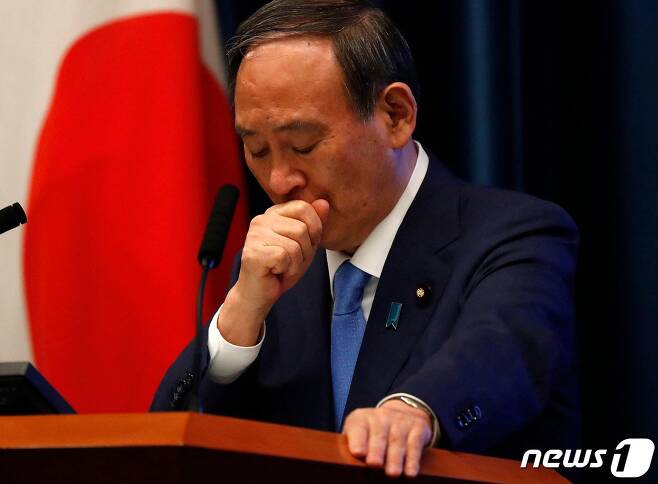 스가 요시히데 일본 총리가 도쿄 총리 관저에서 기자회견을 열고 있다. © AFP=뉴스1 © News1 우동명 기자
