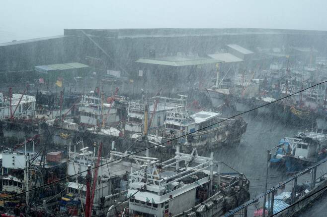 23일 태풍 '인파'가 대만 동북부 해안에 접근하면서 어선들이 정박한 이란현 다시항에 폭우가 쏟아지고 있다. /연합뉴스