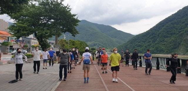 주연서 국장이 단체 회원들에게 노르딕워킹을 지도하고 있다. INWA 코리아 제공.