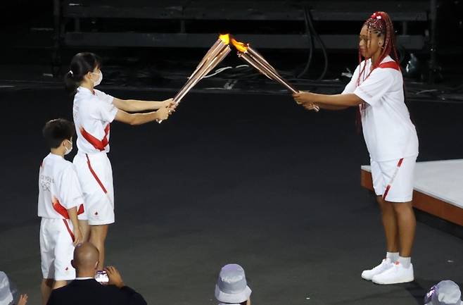 최종 성화 주자 오사카 나오미(오른쪽)이 성화를 받고 있다. 사진=연합뉴스