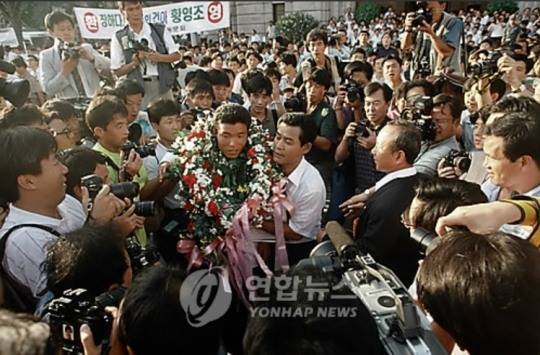 1992년 바르셀로나 올림픽에서 일본의 모리사타를 제치고 1936년 베를린 올림픽 손기정 이후 56년만에 마라톤 금메달을 따내 '몬주익의 영웅'이 된 황영조가 온 국민들의 열렬한 환영을 받으며 귀국했다.