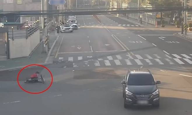 지난 3월22일 경남 밀양시 한 도로에서 발생한 비접촉 교통사고./사진=유튜브 채널 '한문철TV'