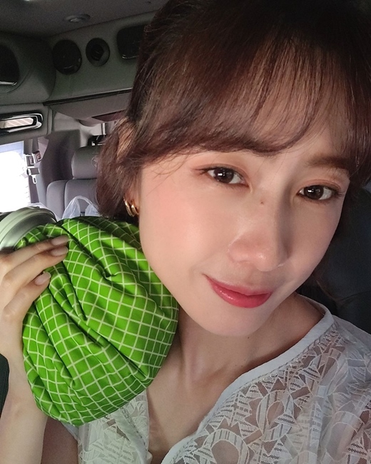 Actor Hong Eun Hee, 41, showed off her beautiful beautiful look.Hong Eun Hee posted a picture on his Instagram on 24 Days with an article entitled Its hot... 36 degrees today.The photo released shows Hong Eun Hee resting in the car to avoid the heat; Hong Eun Hee stares at the camera with an ice bag around his neck.Large eyes, sharp nose, and skin without any blemishes attract attention.Hong Eun Hee married Actor Yoo Jun-sang (52) in 2003 and has two sons in his family. He is currently appearing on KBS 2TV OK Photon.