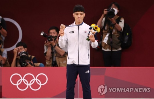 (도쿄=연합뉴스) 25일 도쿄 지요다구 일본 무도관에서 열린 도쿄올림픽 유도 남자 66kg급 경기에서 동메달을 차지한 한국 안바울이 시상식에서 메달을 들어 보이고 있다.