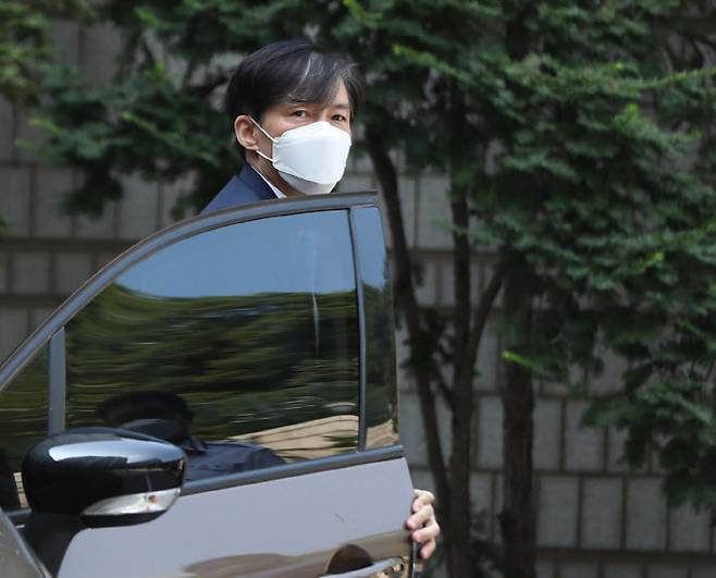 조국 전 법무부 장관이 지난 23일 서울중앙지법 공판에 출석하기 위해 서울법원종합청사에 들어서고 있다. (사진=뉴시스)