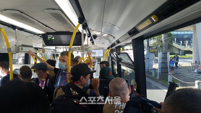 2020 도쿄올림픽 개막식이 열린 지난 23일 일본 도쿄 메인프레스센터(MPC)로 향하는 미디어 셔틀버스에 수많은 취재진이 몰려 있다. 도쿄 | 김용일기자