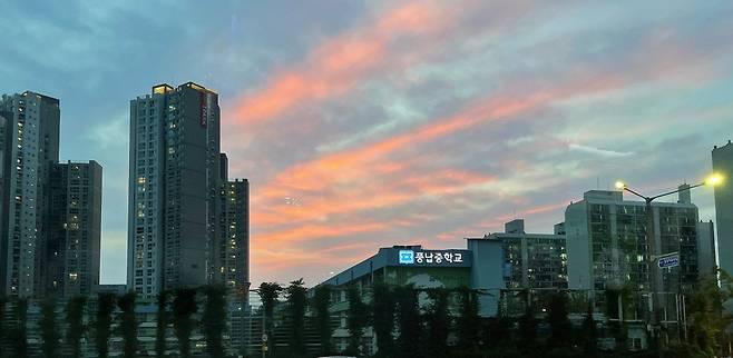 지난 7월 12일 서울 송파구에 붉은 노을이 지고 있다. /독자제공