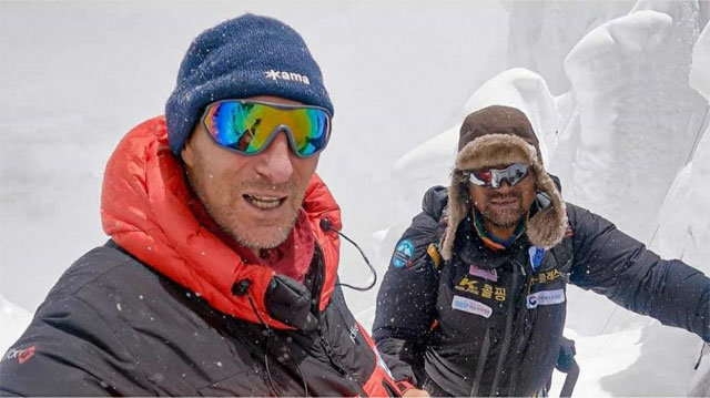 19일(현지 시간) 김홍빈 대장(오른쪽)이 실종되기 10분 전 러시아 산악인 비탈리 라조 씨와 함께 찍은 사진. 데스존프리라이드 인스타그램