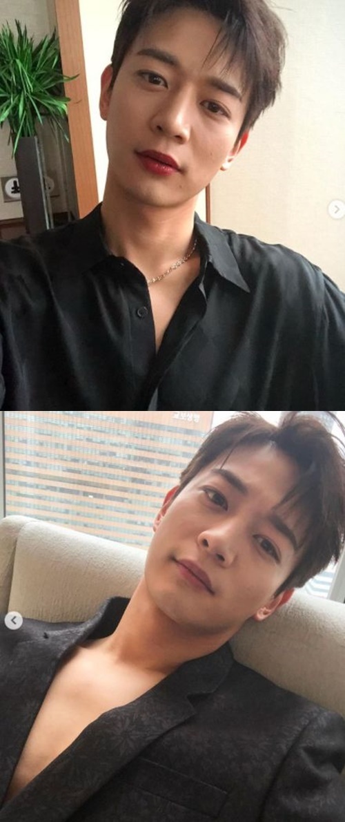 SHINee Minho boasted a warm and handsome look.Minho posted several photos on his instagram on the afternoon of the 26th.In the photo, he is wearing a black shirt and taking a selfie.Choi Min-ho, who boasted a sleek yet dark figure, showed off his perfect handsomeness.He also caught his girlfriend perfectly with his eyes that caused him to feel heartbeat.Meanwhile, Minho will appear in TVNs new drama Yumis Cells, which is scheduled to be broadcast in the second half of the year.
