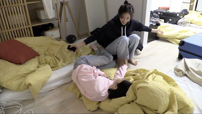 Actors Lee Ji-ah, Kim Go-eun, Lee Soo-hyun and Rosé revealed their affection for each other.JTBCs Hope Sea, which will be broadcast at 9 p.m. on the 27th (Tuesday), will reveal the first living room together from storm chatter between Lee Ji-ah, Kim Go-eun, Lee Soo-hyun and Rosé four people.Lee Ji-ah, Kim Go-eun, Rosé, gathered at the bar (BAR) ahead of the nights operations.Kim Go-eun, who praised Rosés guitar skills, said, I always have a hard time trying to teach myself guitar alone.I think my dad and brother are doing well on their own, so I think I can do it. Lee Ji-ah of the excellent base skills also said, I used to play base, but (I worked so hard) I had no fingerprints.At the words of Lee Ji-ah and Kim Go-eun, Rosé showed a welcome heart, and those who shared common interests in music and guitar had a long conversation.On the other hand, Rosé revealed the absurdity of the sudden warning of the disaster text, saying, I always turn on the disaster text because of Zombie 2: The Dead are Among Us.Lee Ji-ah said, I think so too. He also expressed his thoughts about aliens as well as Zombie 2: The Dead are Among Us.Rosé fell in love with Lee Ji-ahs universe story, and the conversation time between the two people through UFO and Zombie 2: The Dead are Among Us continued constantly.They became more intense as they shared a room: Lee Soo-hyun arranged cushions and laid mattresses for Rosé, who first entered the room.Lee Ji-ah said, This is so fun here, because I am sitting in a comfortable clothes and sitting together.I feel like Im playing a house, he said, and finished the day in a cheerful atmosphere.In particular, Rosé said, I love Kim Go-eun, and Im so fascinated by her charm, I think Ill always contact her. He expressed his special affection for Kim Go-eun.Kim Go-eun laughed and laughed, Suhyun got (my phone number) and now you? Lee Soo-hyun added, I should not have a sister Kim Go-eun.The sister breath of Lee Ji-ah, Kim Go-eun, Lee Soo-hyun and Rosé, which are closer to each other, can be seen at JTBCs Wishing Sea which is broadcasted at 9 pm on the 27th (Tuesday).