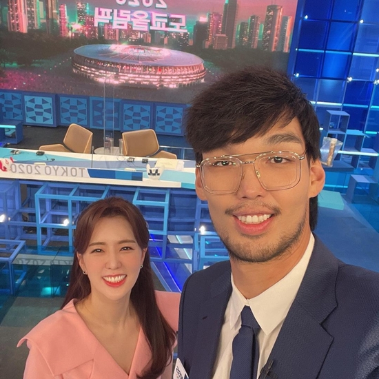 Seo Won posted a picture on his Instagram on the 26th with an article entitled Our womens basketball players did really well today.The photo released on the day included Seo Won, who stood alongside Ha Seung-jin, who was a commentator on KBS basketball.The 168cm Seo Won laughed at the stunning body difference with 221cm Ha Seung-jin.Seo Won said, The former NBA leaguer Ha Seung-jin, Kim Eun-hye, our relay team, all of us, cheered on the third day of the tournament, he said.Meanwhile, Seo Won married a five-year-old film director, So Jun-beom, in April 2019, and has a son, who is known as the son of Chairman So Jin-se of Kyochon F&B.Photo: Seo Won Instagram