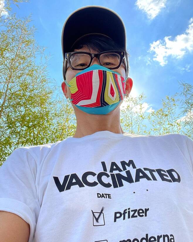 Lee Seung-hwan posted a picture on his instagram on the 26th with a hashtag called # 1st Inoculation Complete.Lee Seung-hwan in the public photo is taking a selfie while looking down at the camera.Lee Seung-hwan, wearing a T-shirt called Vacine Completion, shared a warm day of life, especially the glamorous pattern of Mask, which attracted the attention of viewers.Lee Seung-hwan appeared on the recent SBS FiL Live on Unplugged.Photo: Lee Seung-hwan Instagram