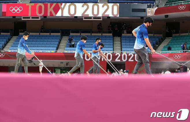 26일 오후 일본 도쿄 지요다구 무도관에서 열린 '2020 도쿄올림픽' 유도 경기 도중 그라운드를 소독하고 있다. 2021.7.26/뉴스1 © News1 이재명 기자