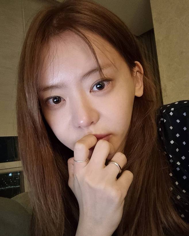 Actor and Broadcaster Seo Yu-ri has top model for bleachingSeo Yu-ri posted a picture on his SNS on the 27th, along with an article entitled I thought I would leave for the wilderness if I bleached myself.In the public photos, Seo Yu-ris Selfie was included. Seo Yu-ri was transformed into brunette after bleaching.In particular, the sleek jaw line of Seo Yu-ri, who said he lost 16kg, stands out.Although she was more beautiful with her bleaching success, Seo Yu-ri responded modestly, leaving a comment saying Im not leaving.Meanwhile, Seo Yu-ri married Choi Byeong-gil PD in August 2019.