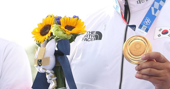 금메달과 꽃다발(빅토리 부케)을 들고 있는 대한민국 국가대표 선수. ⓒ연합뉴스