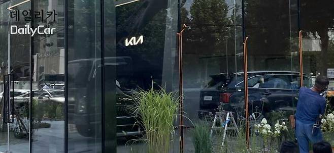 오퍼짓 유나이티드 테마가 적용되는 서울 기아 강서서비스센터 실내 일부 </figcation>