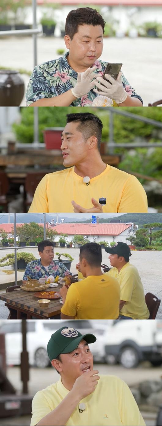 Ahn Jung-hwan, Kim Dong-Hyun and Jeong Ho-young chefs draw attention by engaging in a love-studded debate (?).In the KBS2 entertainment program Online Market (directed by Son Ja-yeon), which will be broadcast on the 28th, Ahn Jung-hwan, Kim Dong-Hyun and Jeong Ho-young chef reveal the name of their loving wife on their mobile phones and make the scene hot.On this day, Ahn Jung-hwan, Kim Dong-Hyun, and Jeong Ho-young chefs taste Maize and offer a pleasant tikitaka.In the Ahn Jung-hwan, who admires the taste of Maize and recalls his wife who likes Maize, Jeong Ho-young chef said, I thought about my family when I ate something delicious.I want to see my wife. As if I waited, I showed my love for my wife.Ahn Jung-hwan is angry at the answer of the chef Jin Ho-young, but soon he recognizes his passionate wifes love and catches his eye.In addition, they reveal their wifes name in turn under the leadership of Ahn Jung-hwan.Ahn Jung-hwan, who saw the name of the store filled with the affection of Jeong Ho-young chefs Wolk City, showed the name of End Love, followed by Kim Dong-Hyuns wifes name, and Kim Dong-Hyun revealed her name of the store with a heart on Bongsong.Those who suspected of hearing Kim Dong-Hyuns real name are soon laughing, while Jeong Ho-young chef added, I think it seemed weak to go to UFC. He is raising expectations about what Kim Dong-Hyuns real name is.Who will be the best lover, what will be the real name of Kim Dong-Hyun, who made the scene into a laughing sea, and the taste of the broadcast before the start of the Maize live commerce, a special product of Haenam, the end of the land.The heated debate of the three people surrounding the wifes name can be found at KBS2 entertainment program Online Market, which will be broadcasted at 9:30 pm on the 28th.