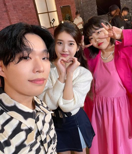 Evil community Claudia Kim has released a friendly shot with IUOn the afternoon of the 27th, Claudia Kim posted a picture on her instagram with the message, Lets go to the palette of my sister IU because I am so grateful.The photo shows IU, the music, Claudia Kim, and Chan Hyuk taking Selfie.IU is smiling with a hand-heart and Claudia Kim is cutely drawing a V with both hands.Meanwhile, Evil community first released new songs falling, warground, Stupid love song and Everrest live stage at Naver NOW #OUTNOW AKMU in Claudia Kims Forest which was broadcasted at 10 pm on the 26th.Claudia Kim Instagram