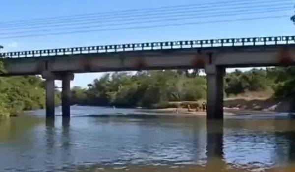 10대 4명에게 납치돼 목숨을 잃을 뻔했던 브라질 택시 기사가 떨어진 세포투바 강과 다리