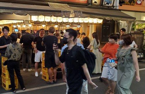 코로나 긴급사태에도 북적이는 도쿄 술집  (도쿄=연합뉴스) 이세원 특파원 = 지난 24일 도쿄 신주쿠의 한 주점이 빈자리 없이 붐비고 있다. sewonlee@yna.co.kr