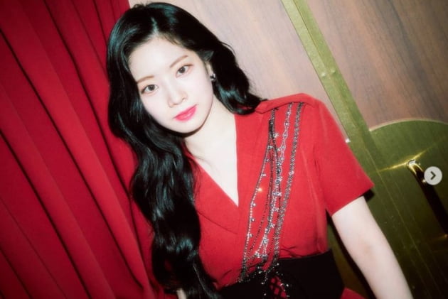 Group TWICE Dahyun showed off white SkinsOn the 28th, TWICE official Instagram posted a number of photos of Dahyun.In the photo, Dahyun caught the eye with her signature Baek-seolgi Skins, which was even more prominent in contrast to the black dress.In another photo, Dahyun showed off her alluringness in a red costume.On the other hand, TWICE, which Dahyun belongs to, will release Japans third album, Perfect World.