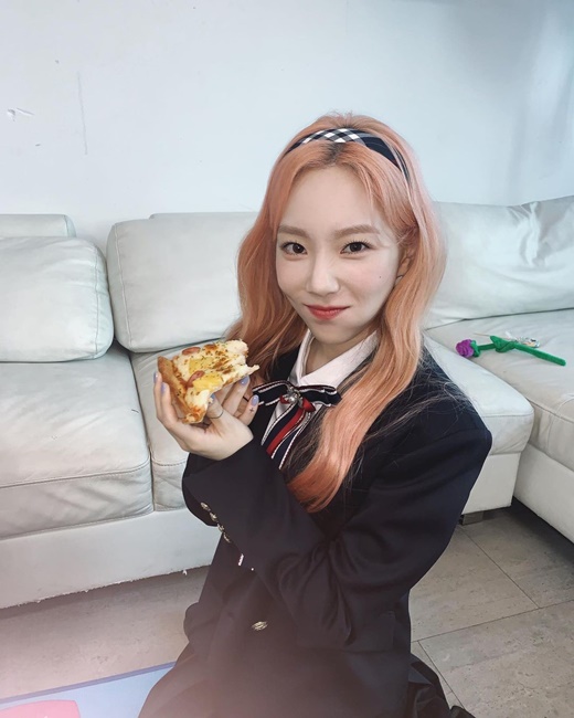 Group Girls Generation member Taeyeon perfected Sukluk.Taeyeon posted several photos on his 28th day with the message Eat Pizza and cheer hard.In the open photo, Taeyeon is staring at the camera with a smile holding a pizza, with white skin and pink hair highlighting his innocence.A youthful styling like uniform is also noticeable: dressed in a black two-piece, he added a cute charm with a ribbon tie and a check headband.The debut and the unchanging fresh beautiful look are admiring.In the ensuing photo, the dog Xero, who looks at Taeyeon eating Pizza, looks like a laughing dog.The two cute faces made the viewers smile.The netizens who watched the photos commented on It is so cute!, Xero , Pizza is the most cute person in the world and so on.Meanwhile, Taeyeon released a new song Weekend on the 6th.