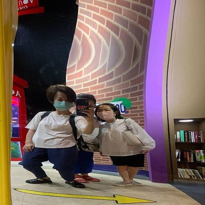 Broadcaster Park Mi-sun enjoyed Yang Hee-eun, Lee Seong-Mi and Date.Park Mi-sun said on July 28th in his personal instagram, Aquarium Date 50s 60s 70 The Cost I play with this.And posted several photos.Park Mi-sun in the public photo visits Aquarium with Yang Hee-eun and Lee Seong-Mi to leave a certification shot.The three people who are enjoying Oh Soon Soon Date are happy.Especially, I made memories by taking a cute mirror selfie. I added warmth to the appearance of returning to my concentric mind regardless of Age.Meanwhile, Park Mi-sun married comedian Lee Bong-won.Recently, he is appearing in JTBC entertainment I can not be No. 1.