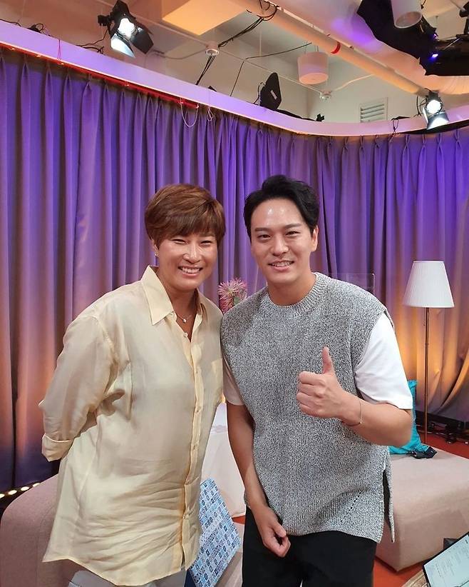 Kim Jin-ho Yong-joon Kim shared a warm two-shot with former Phil Mickelson Pak Se-ri.Yong-joon Kim uploaded two photos on his Instagram on July 28 with the phrase I went to Naver now Serizabeth today!In the photo, Yong-joon Kim is beaming alongside Pak Se-ri, who has excited fans with his handsome looks and extraordinary physicality.Yong-joon Kim said, I am a huge fan of director Pak Se-ri, but I was not able to sleep because I was nervous about broadcasting today.Gentlemen!! I am Sungdeok (Successful Deokhoo! I was so happy!  I am so excited, he added.The netizens who watched this responded such as I congratulate you brother, My brothers hand looks careful and I give you a chance of virtue.Yong-joon Kim debuted with Kim Jin-ho in 2004 and released Timeless, I Want to Love, Ugly, I Loved You and First Eye.Kim Jin-ho, who belongs to Yong-joon Kim, made a comeback on July 16 as Youre a Good Man.