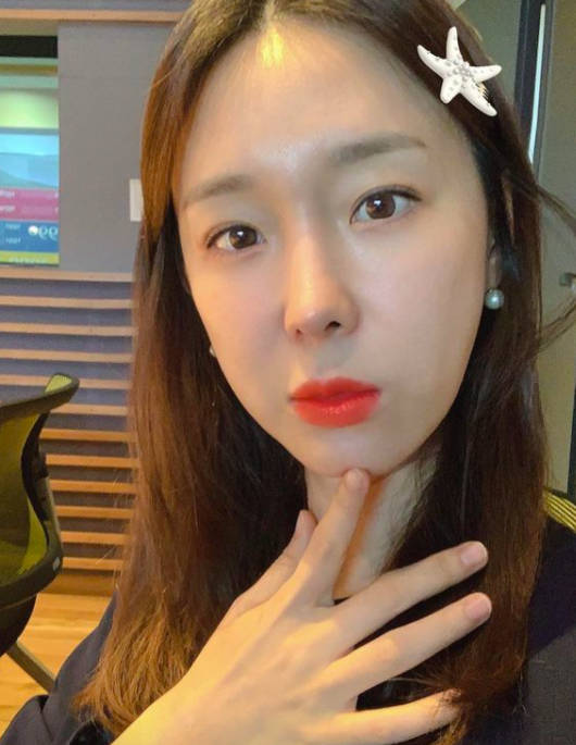Singer-born Broadcaster Lee Ji-hye completed the Eulchan Shot with the help of the application.Lee Ji-hye updated two photos on his instagram on the afternoon of the 28th, saying, Fulme (eak-up) is nome (eak-up), he wrote. I know it hurts if I do not apply lip.Lee Ji-hye, who left Selfie before makeup and after full makeup, laughed, saying, Both are applications, saying, No photos.Meanwhile, Lee Ji-hye is married to Tax advisor Moon Jea-wan and is raising a daughter under her belt; she is currently pregnant with her second child.Lee Ji-hye SNS
