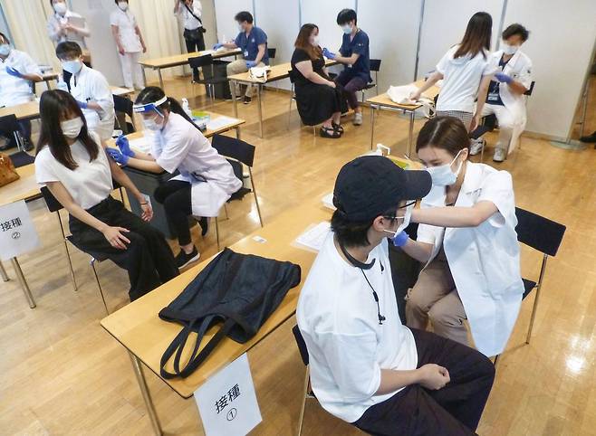 도쿄 대학 캠퍼스서 코로나 백신 접종 (도쿄 교도=연합뉴스) 지난달 21일 오후 일본 도쿄도(東京都) 지요다(千代田)구의 한 대학 캠퍼스에서 대학생들이 신종 코로나바이러스 감염증(코로나19) 백신을 맞고 있다.
