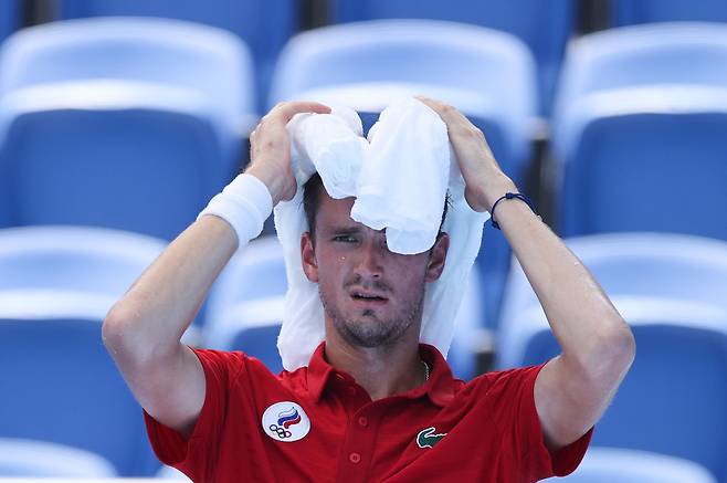 러시아 국적 다닐 메드베데프 선수가 2021년 7월 28일 이탈리아의 파비오 포니니 선수와 테니스 남자 단식 3회전 경기를 펼치던 도중 더위를 식히고 있다. /신화 연합뉴스