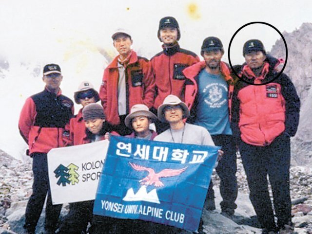 고 허승관 씨(점선 안)가 1999년 6월 연세산악회 소속으로 고 박영석 대장 등반대와 함께 히말라야 원정을 하던 모습. 연세산악회 제공