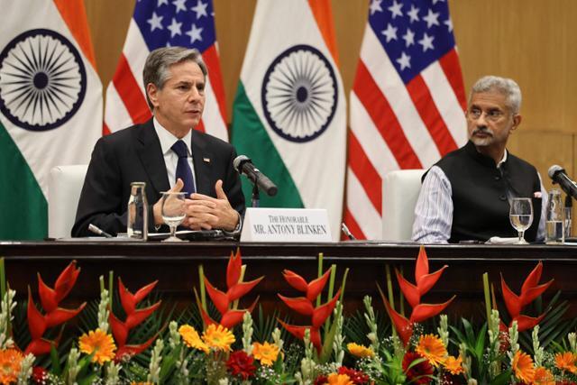 인도를 방문 중인 토니 블링컨(왼쪽) 미국 국무장관이 28일 수도 뉴델리에서 S 자이산카르 인도 외무장관과 회담 뒤 공동기자회견을 하고 있다. 뉴델리=AFP 연합뉴스